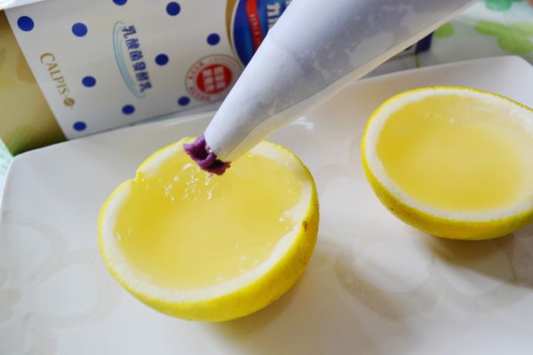 將芋蕃薯泥裝入擠花袋中擠出形狀。