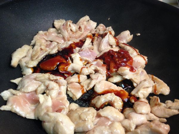 將[調味料]加入後快速翻炒。