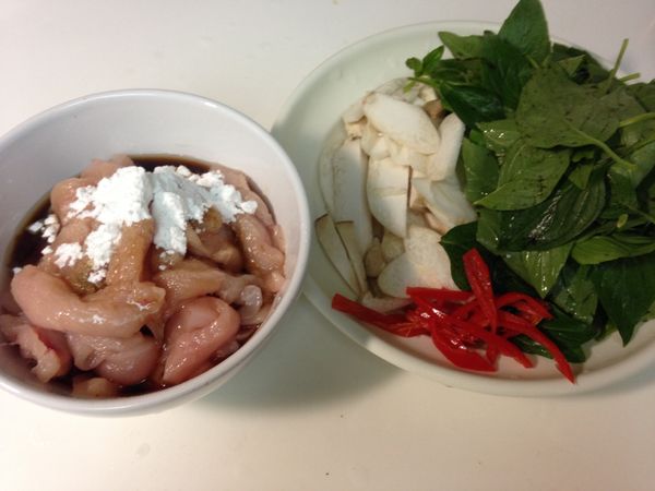 將雞胸肉切片，並將[醃料]加入抓勻。杏鮑菇切片，辣椒去籽切絲。