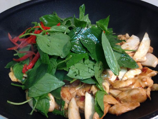 再放入九層塔與辣椒絲大火翻炒幾下，起鍋前勾薄欠就完成嚕。