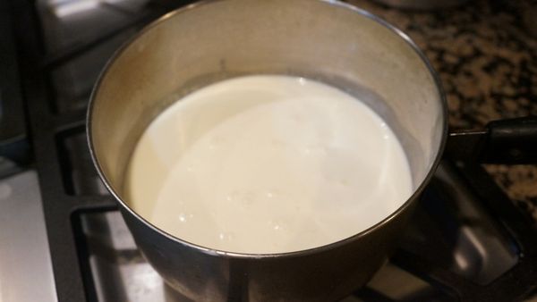 將B材料量入一小湯鍋中加熱，至邊緣冒泡泡還未沸騰就可以離火