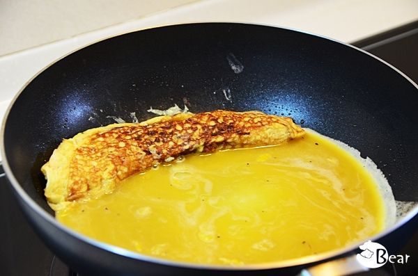 捲成一捲後，再將蛋液倒入鍋中，再重複步驟將蛋液用完！