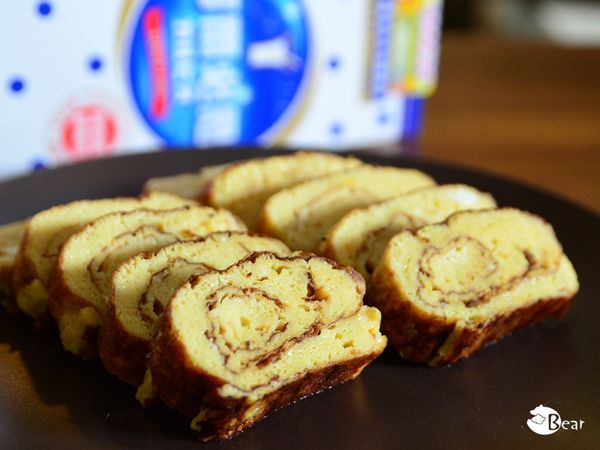 完成後從鍋中取出，用刀切成適當的大小，簡單又美味的厚蛋燒就完成囉！