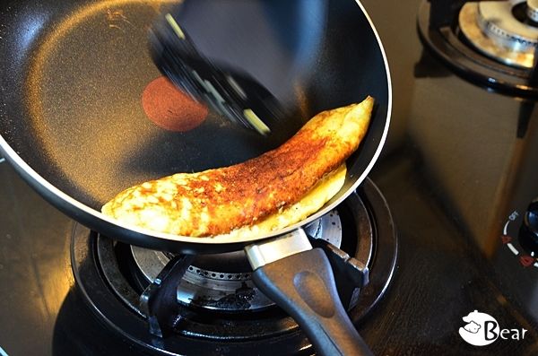 最後可以傾協鍋子，在鍋邊慢慢將厚蛋燒整型。