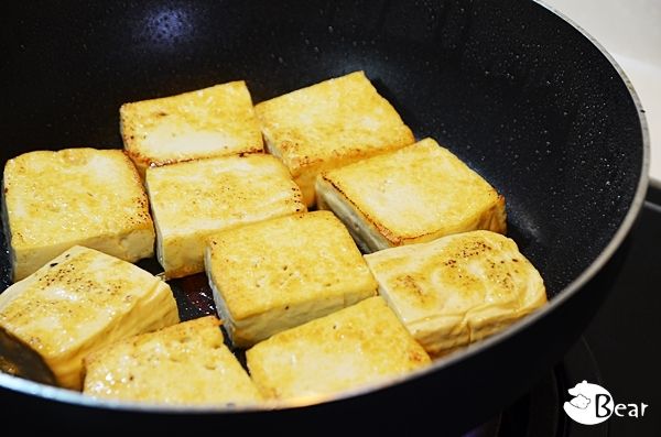 將板豆腐切成適當的大小，在鍋中加入少許的油直接煎至兩面都呈現金黃色。