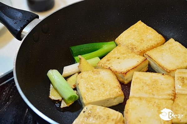 加入蔥白與薑片爆香。