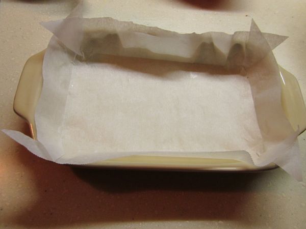 找一個容器鋪上防沾紙