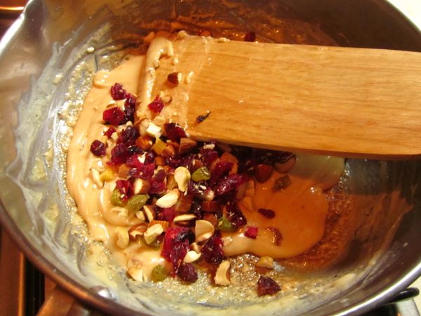 加入台東洛神花蜜餞.綜合堅果碎拌勻