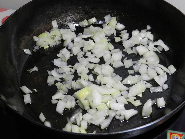 鍋子熱後，下橄欖油，中小火炒香洋蔥