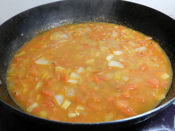 加入適量的水，讓醬汁煮約10分，紅醬就完成了