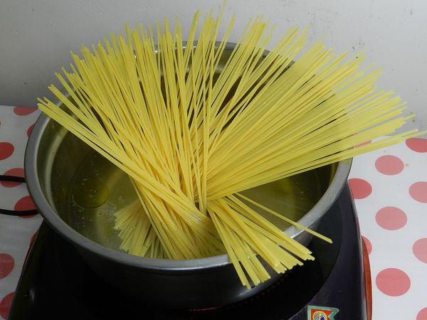水滾後加入鹽與橄欖油，義大利麵煮約10分鐘
