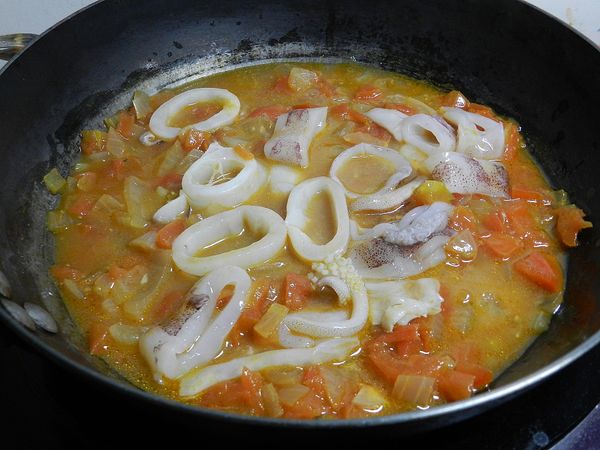 另用一個鍋，取部分紅醬，煮滾後加入中卷圈