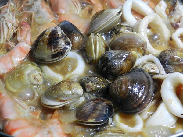 再加入蛤蜊煮開，然後調味