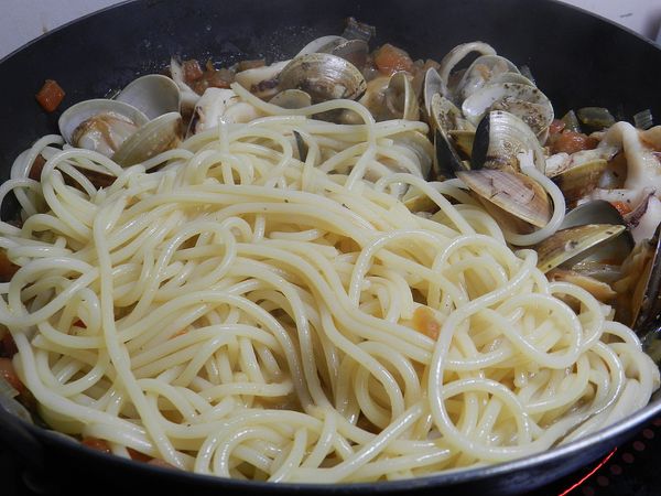 將海鮮料先挪至一邊，夾入麵條拌一下醬汁後就可以排盤囉～