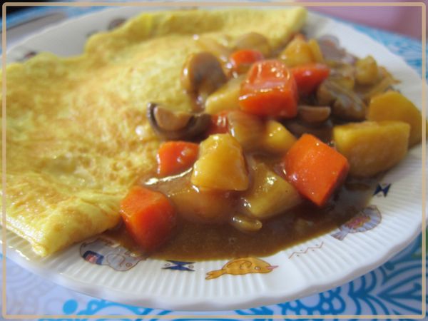 旁邊淋上煮好的豐富牛頭牌咖哩，美味咖哩蛋包飯大功告成!