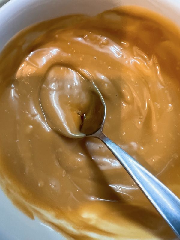 美乃滋調入醬油。（只是要顏色，不夠鹹，吃的時候再灑些鹽。