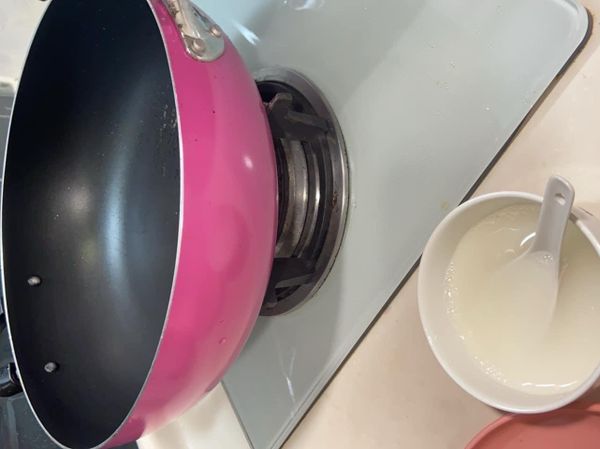 調製麵粉水-將麵粉、油、水以1:1:9匙的比例混和 ...