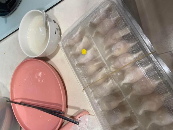 先放水餃再開火-平底鍋中塗抹薄薄的油，再將冷凍水餃放入，此時還不需開火 ...
均勻倒入麵粉水-把剛剛拌好的麵粉水均勻的淋上每一顆水餃