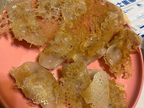 中小火煎到表皮酥脆-水分收乾後打開鍋蓋，使用中小火煎到表皮酥脆