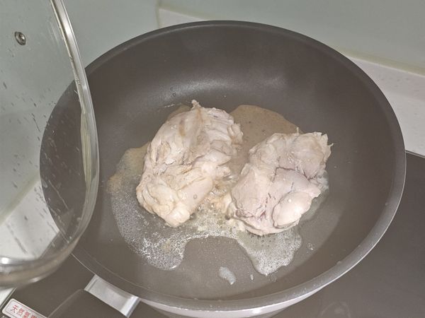 醃製好雞腿排就下去煎，
皮先朝下，逼出油脂。