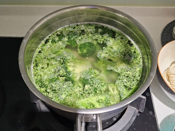 做水煮青菜，記得放油，放鹽。
煮完下麵條。