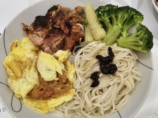 煎個蛋就完成啦，在麵上撒上雞腿排的醬汁。