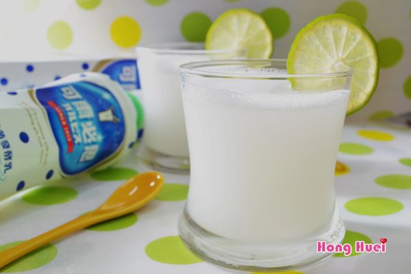 好喝可口的黃金比例乳香檸檬完成囉!放進果汁機裡按下開關打成果汁即可。來自日本，天然安心零脂肪的「『可爾必思』乳酸菌發酵乳」，酸甜清爽滋味， 還可幫助消化唷!