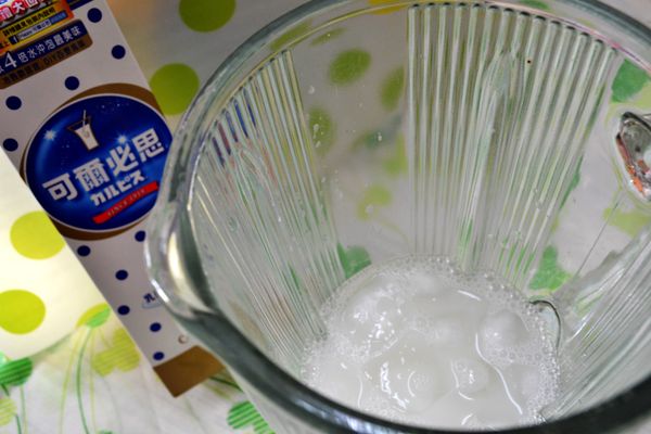 將材料可爾必思乳酸菌發酵乳、煉乳、檸檬汁、水、冰塊放進果汁機裡按下開關打成果汁即可。