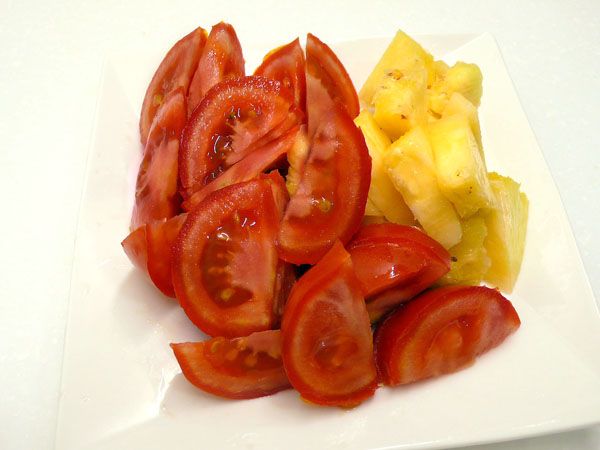 番茄去蒂切小塊，鳳梨對切再取1/3圓瓣切小塊