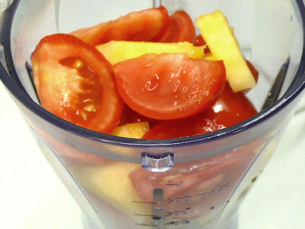 將水果放入果汁機中；倒入水果高度的1/10分量可爾必思