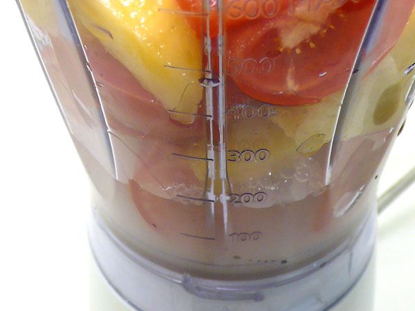 加水至200ml高度，打成汁即成。