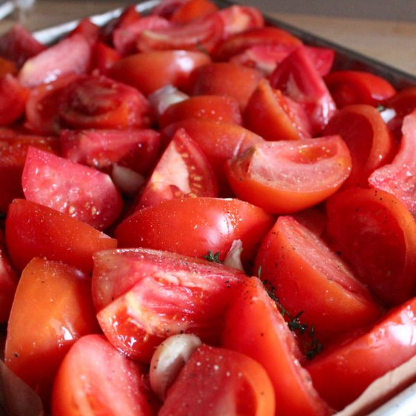 把蕃茄、蒜頭與百里香全都放在烤盤上。滴上一些橄欖油、撒上一點海鹽與黑胡椒。置烤箱中烤10分鐘之後將溫度切換至350ºF，繼續烤45-50分鐘