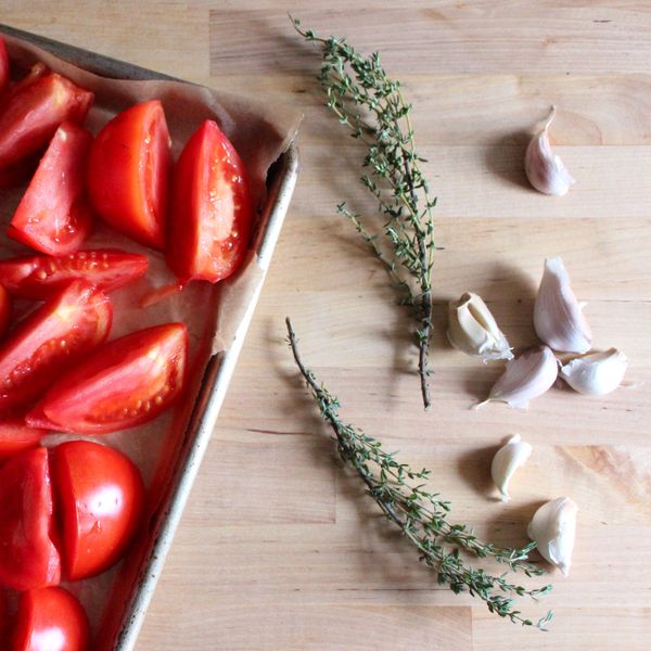 先將烤箱預熱至400ºF/200ºC。
將洗淨的蕃茄切一半，如果太大顆也可以像我一樣將它切四等份。