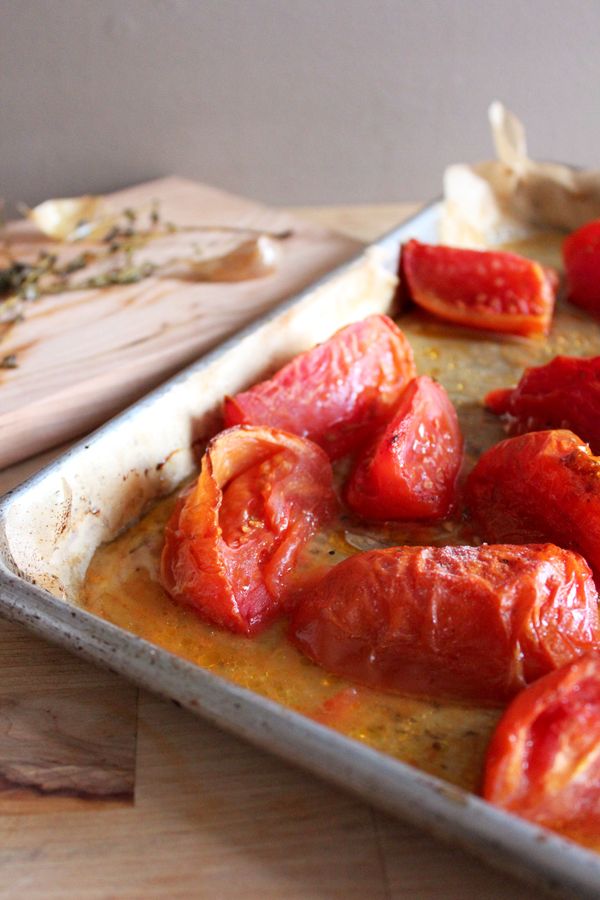 拿出烤箱後將百里香挑出；將烤軟的蒜粒與外皮分開，丟去外皮