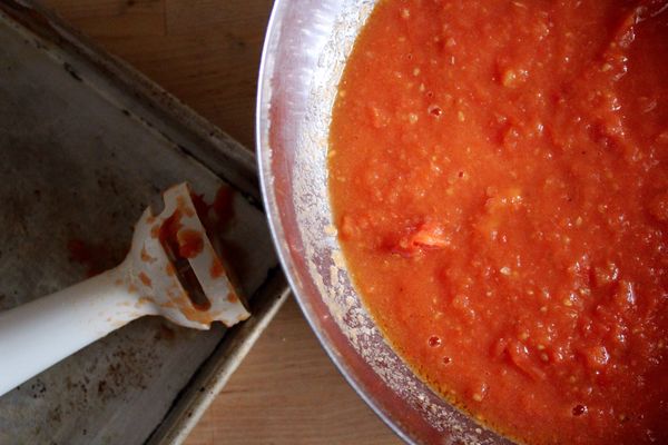 以食物調理機將烤好的蕃茄及蒜頭打碎。