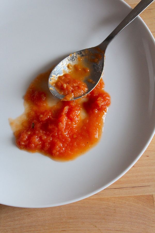 將打好的醬汁裝入瓶中放冰箱或冷凍庫保存，或者也可以把它放入消毒過的玻璃瓶，以製造成罐頭保存起來或送朋友。(請參考自製罐頭http://mychouchoux.blogspot.ca/2013/11/simple-home-canning.html?utm_source=BP_recent)