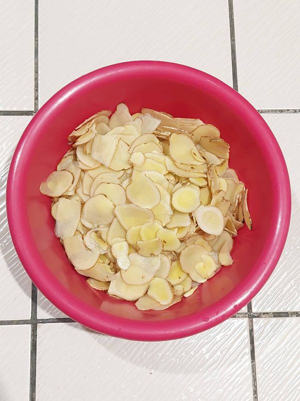 全部用刨刀擦成薄片（剩餘的邊角料可以炒菜）