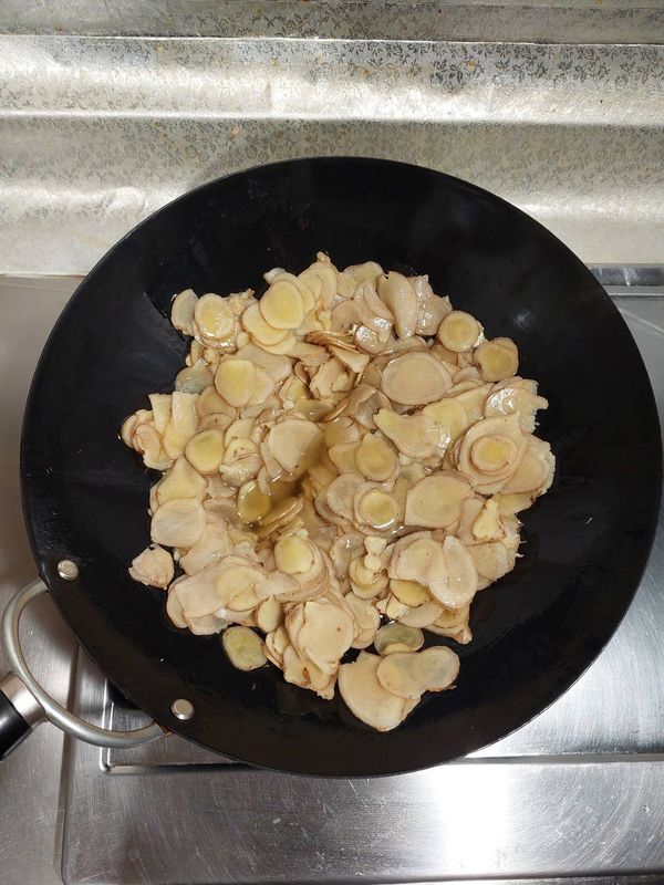 薑片翻炒出香氣