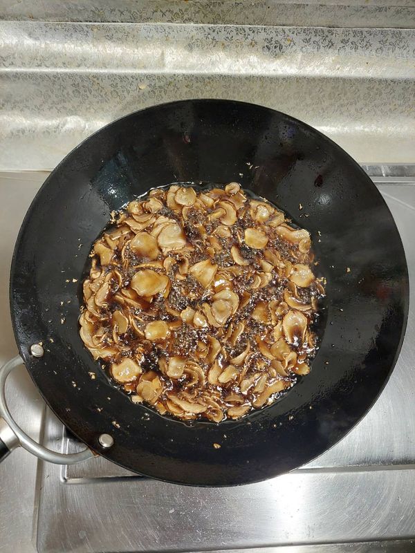 小火炒製20~25分鐘，熄火並調入鹽、糖、味精