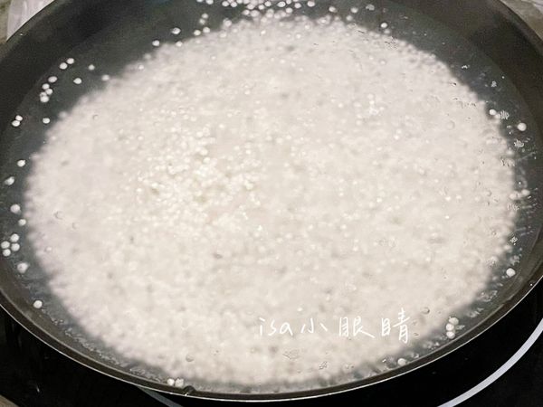 先煮一鍋水，煮沸後，再倒入乾的西米露，煮到近全透明