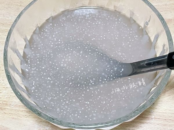 把西米露盛出後放涼，瀝掉多餘水分，再用清水稍微清洗一下黏稠