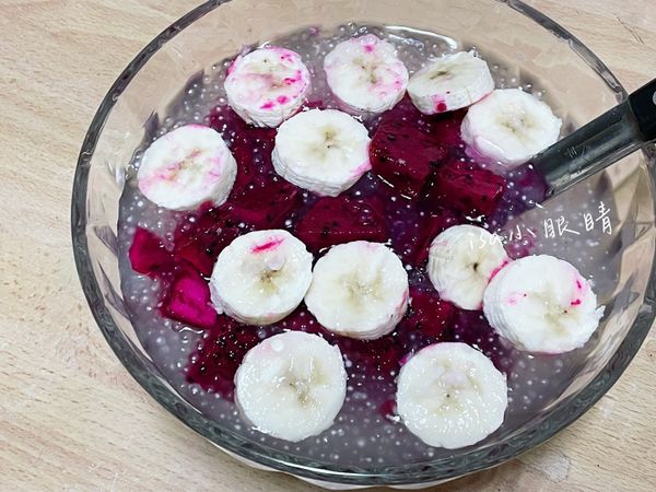 水果加入西米露中