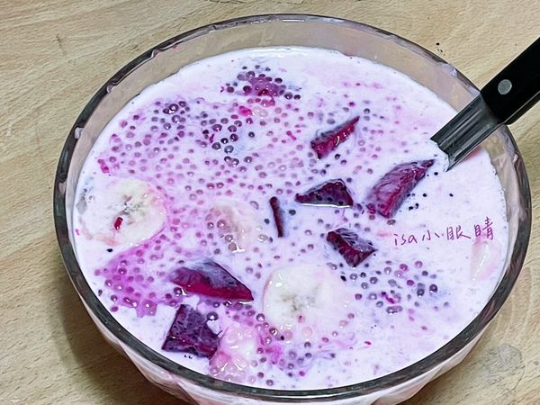 再倒入牛奶，煉乳，攪拌一下，完成~~