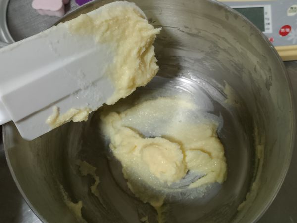 奶油和細砂糖（分次加入）攪在一起，直到看不見細砂糖