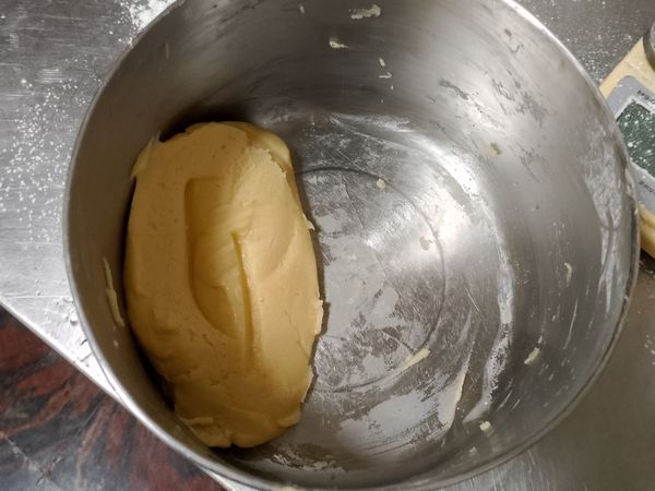 先再加入全蛋（分次加入），之後再加入低筋麵粉（過篩和分次加入），桿平之後冷藏一下（30分鐘）