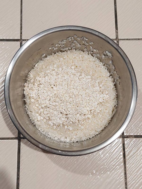 白米洗淨，加入日式大麥片（押麥免洗免浸泡）