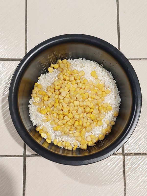 再加入瀝乾的玉米粒，最後倒入清水