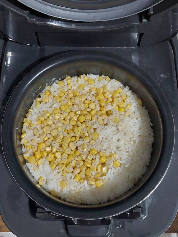 正常炊飯，開關跳起後用飯勺翻拌再保溫15分鐘