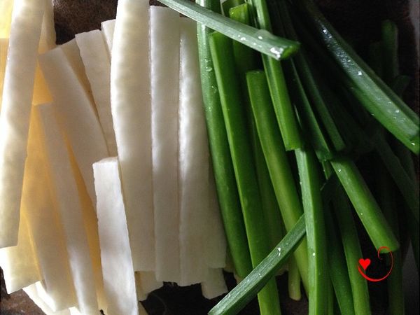 將山藥切成粗絲,韭菜花切段