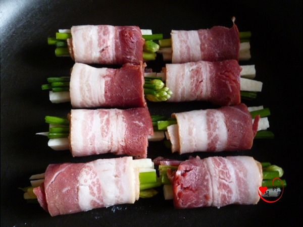 不用油,直接放入培根捲,注意開口處放下面